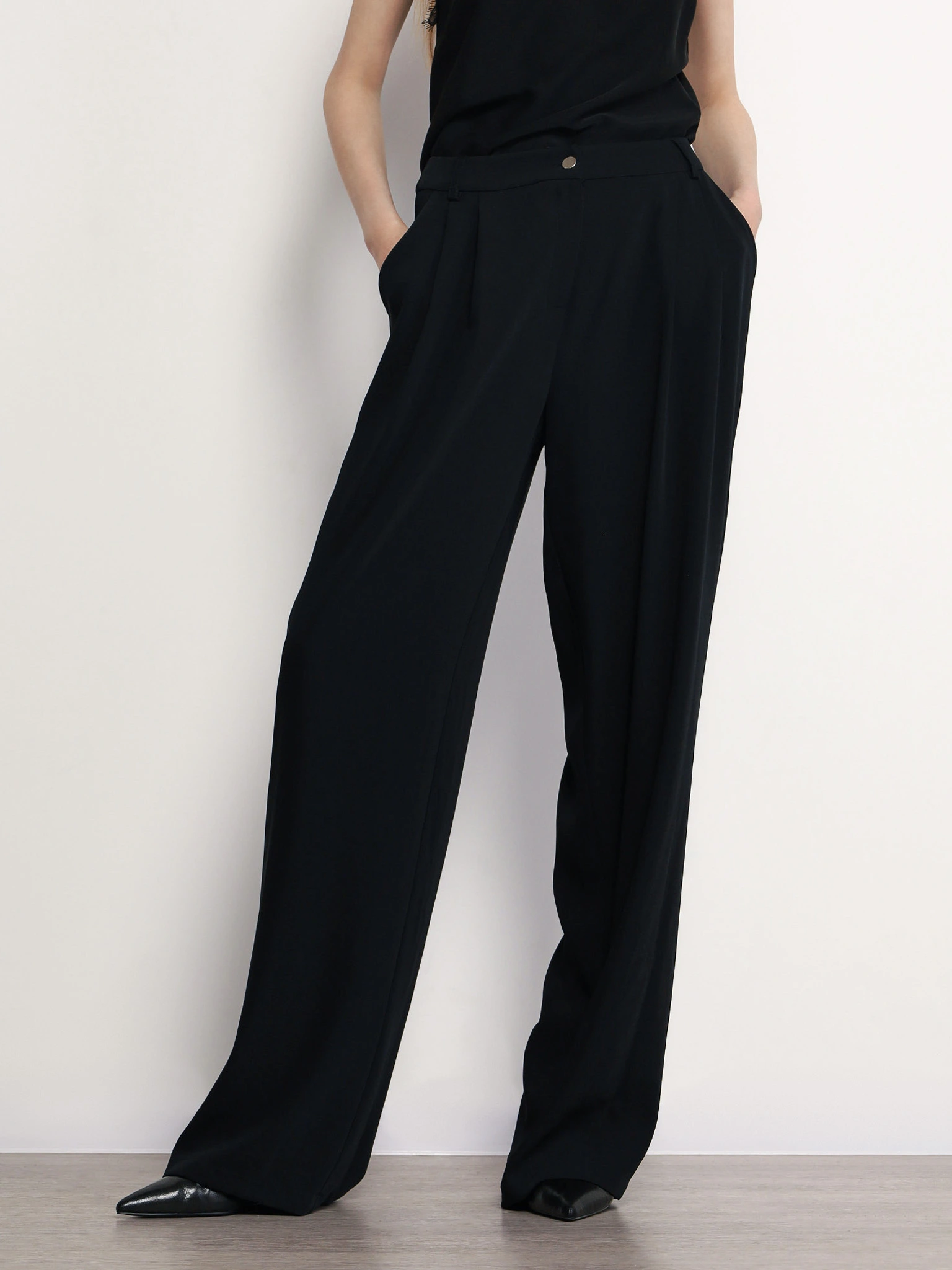 Брюки черного цвета расклешенного кроя